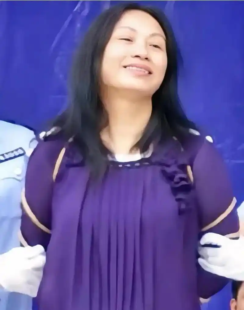 2012年,广东揭阳的法庭公审大会上,一名女犯人依然保