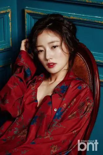 演员宋昰昀拍写真 娇俏动人似人偶