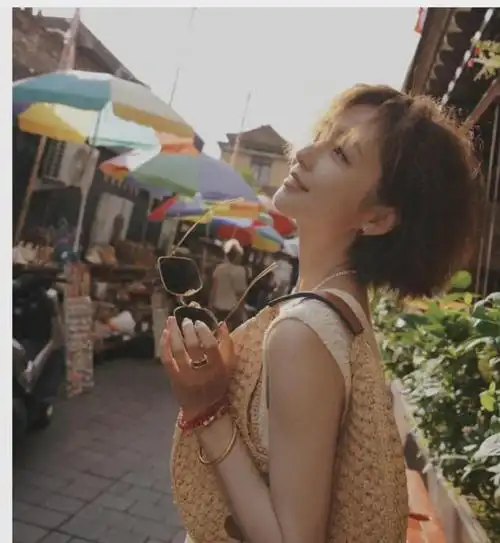 40岁佟丽娅现状:带9岁儿子阿那亚度假,儿子肉嘟嘟好可爱|杨幂|古装