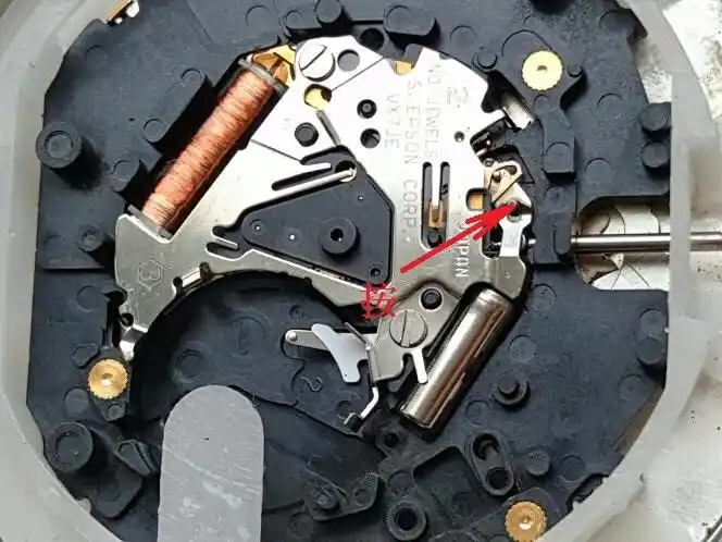 这个石英表的表把(调时间的轴)怎样拆下来?谢谢!