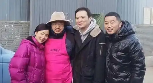 徐峥系围裙给妻子庆生妻子幸福的靠在肩上却被一旁的沙溢抢镜