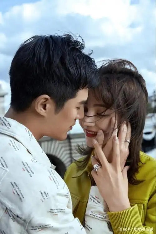 姜潮麦迪娜夫妇写真曝光,二人嘴角上扬,甜蜜溢出屏幕