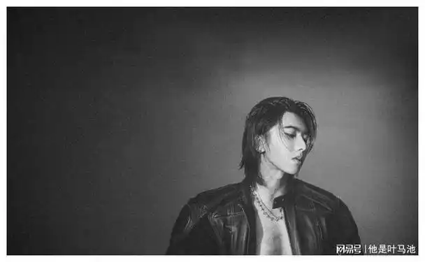 蔡徐坤复出翻车了嘴打唇钉腰露纹身网友别带坏学生风气