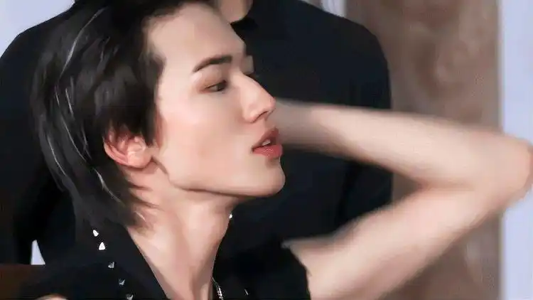 时代少年团的喉结有多撩人,宋亚轩马嘉祺抬头喉结凸显瞬间被苏到