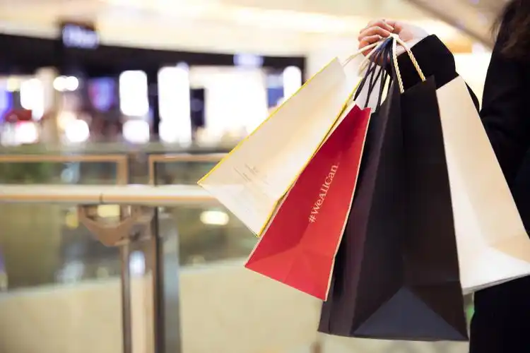 女性商场购物双十一图片