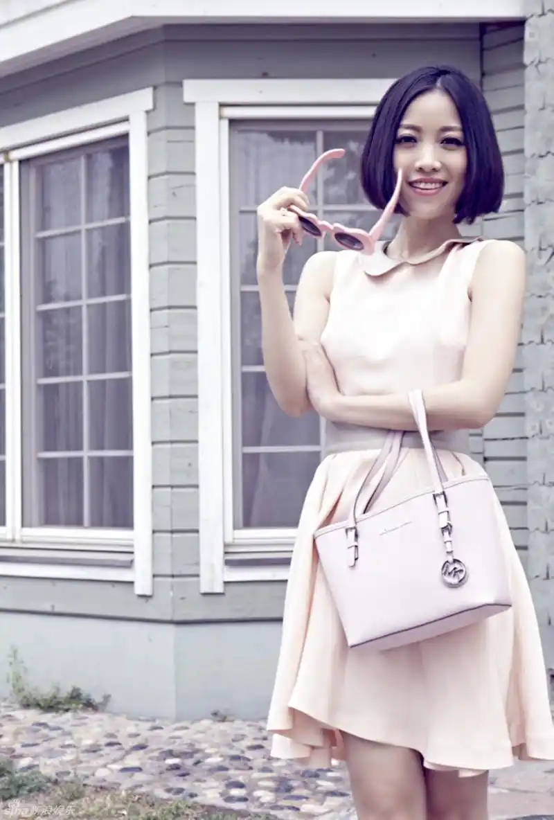 组图姚贝娜夏日写真曝光粉裙翩翩优雅性感