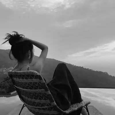 唯美黑白美女背影图片头像