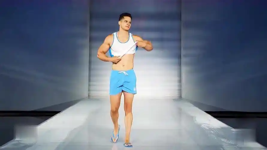 超帅的男模在泳装秀上居然做出这个动作,后面的帅哥忍不住笑了!