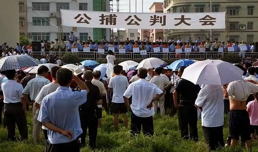 佤邦公审大会真实记录,杀人团伙被判死刑,围观群众拍手叫好