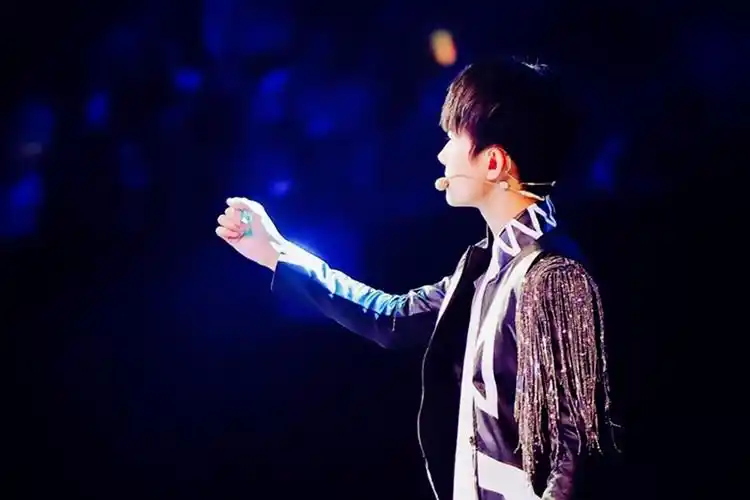 帅气魅力易烊千玺壁纸_闪耀舞台的易烊千玺