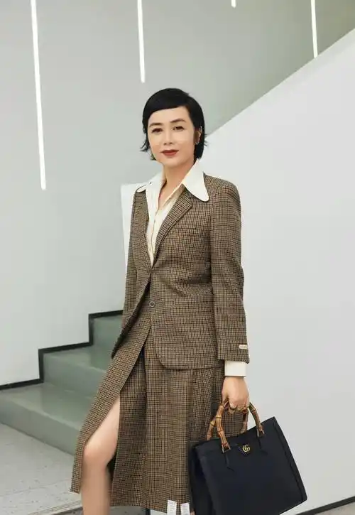 56岁的蒋雯丽依旧时尚风韵,与明道谈"年下恋"一点也不突兀_剧中_气质