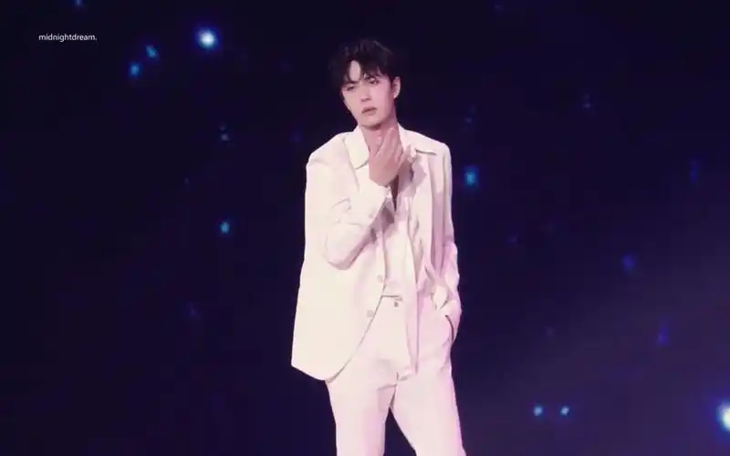 王一博舞蹈散落的华服看呆海外观众们性感撩人欲到不行