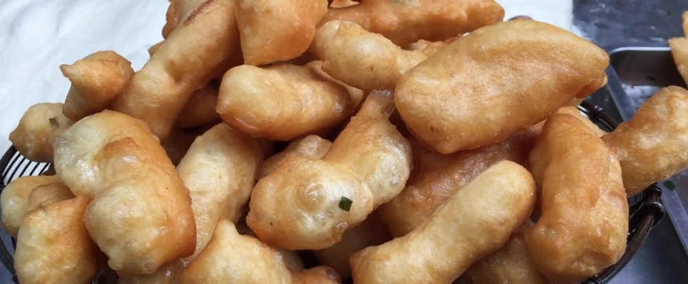 小吃有冰糖葫芦,烤鱿鱼,章鱼小丸子,棉花糖,炒酸奶等等美食,种类可以