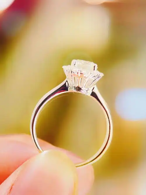 一克拉钻戒你见过这么显大的款式吗