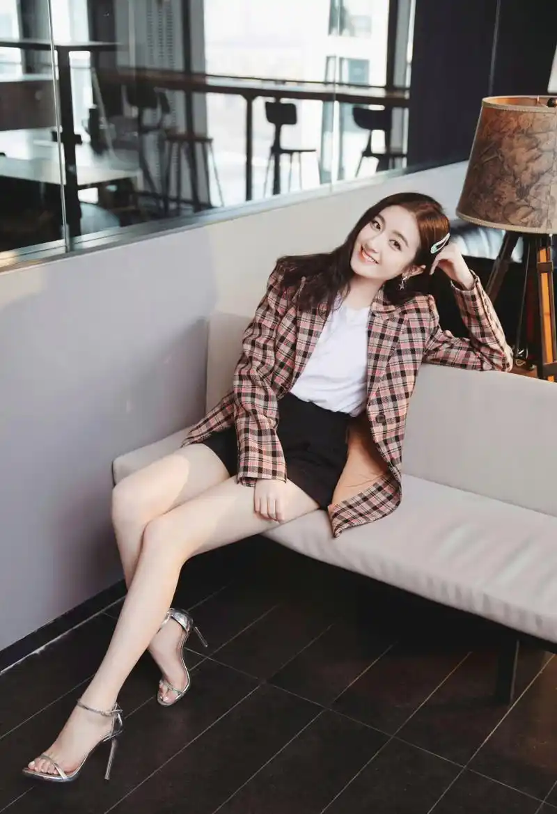 99年小花李兰迪嫩脚丫子照,2017年,李兰迪凭借青春校园剧《你好,旧