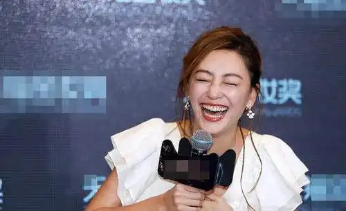 应采儿穿白裙现身 张嘴大笑"失控"变表情包