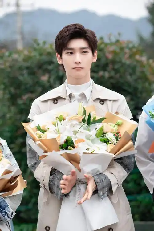 邢昭林又一新剧开机,搭档捧不红的小花胡冰卿,cp感有点弱_合作_恋情