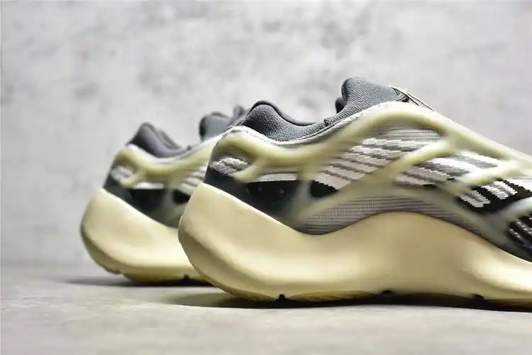 阿迪达斯 adidas yeezy 700v3 fade salt 椰子黑白灰渐变复古老爹鞋
