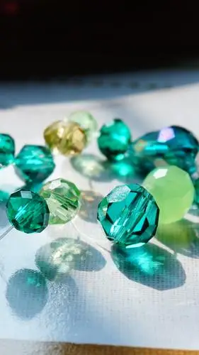 廉价发卡上的玻璃珠子,拍出来也很漂亮嘛