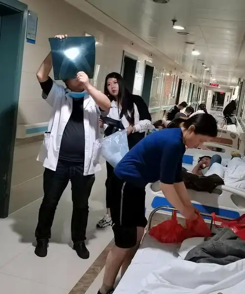 医院的夜晚很寂静,寂静里有着一种落寞,那是因为落寞里有祈盼,祈盼