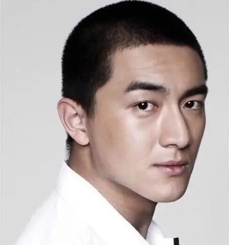 我们林更新的寸头发型看起来就比较虎了,果然不愧是东北的颜值扛把