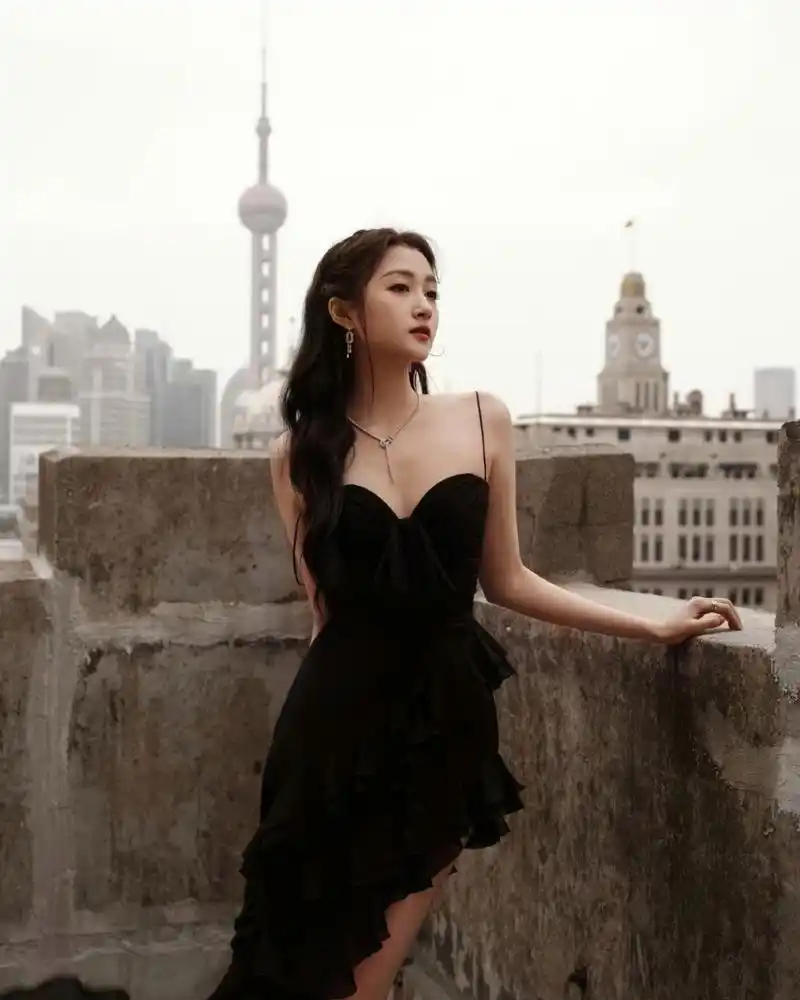 关晓彤# 一袭黑色吊带裙,肤白貌美的容颜,窈窕曼妙的身材,丰满傲人的