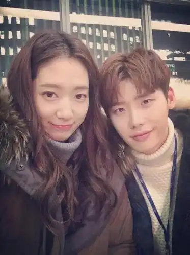 李钟硕韩孝周承认恋情图片