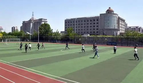 天津市第八中学操场 周日早上6:45,天津市第八中学总务处负责人李勇和