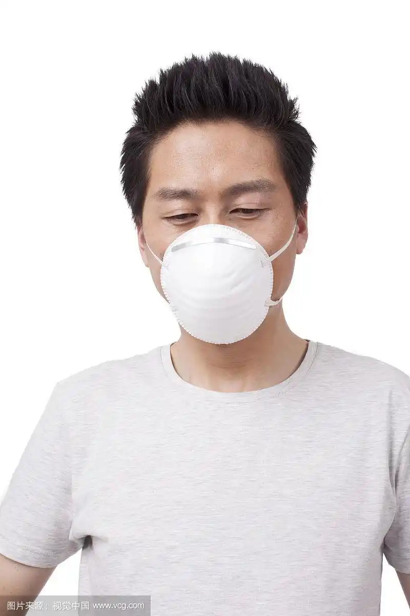 一个戴口罩的青年男士