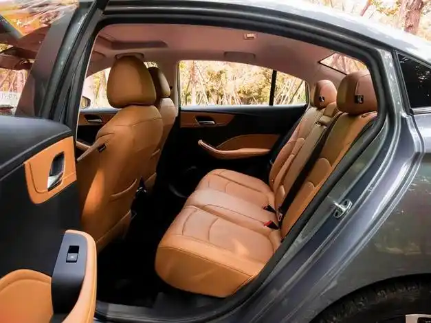 10万级主流家轿,行驶质感强,性价比无敌,解读荣威i5|内饰|大灯|轮毂