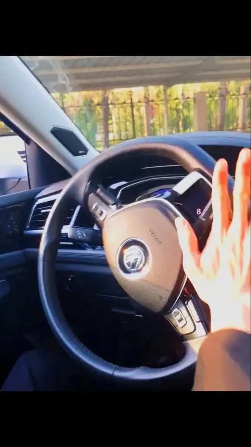 听说你们都喜欢单手打方向盘的男生,这个单手怎么样?