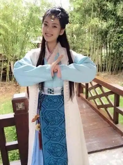 潘小样饰演的《琅琊榜》少年霓凰郡主剧照演员潘小样同主持人,评委