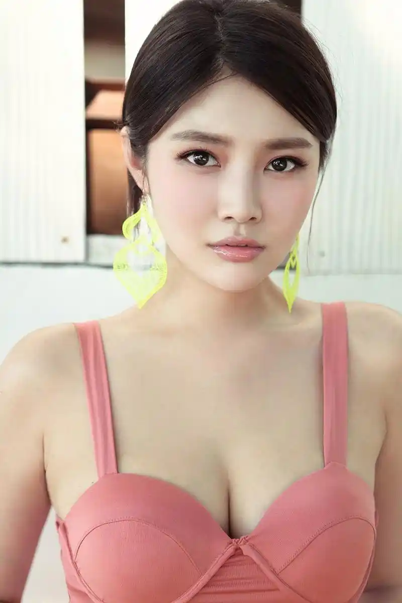 徐冬冬回应椰树挂历争议##徐冬冬大胆回应椰树泳装挂历争议