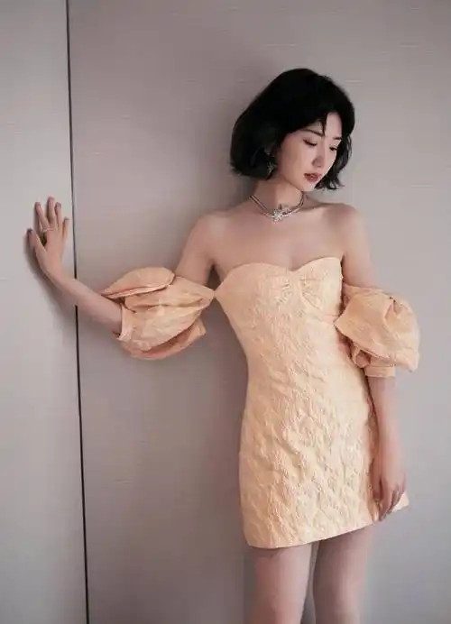 毛晓彤齐胸连衣裙性感写真