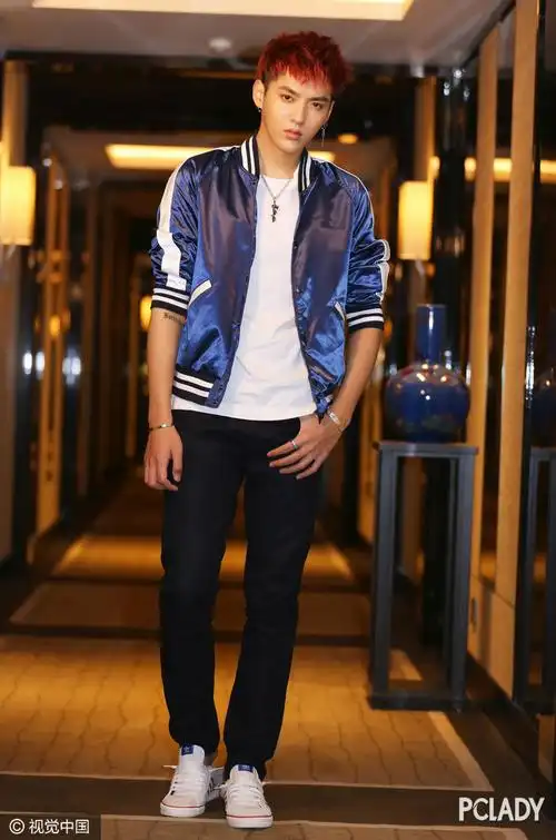 吴亦凡红发写真难挡"雕刻美颜"