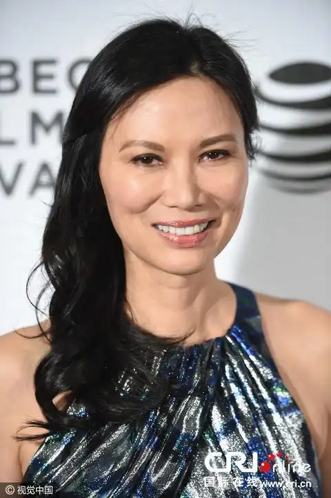 邓文迪助阵电影节开幕之夜 华美礼服难掩衰老