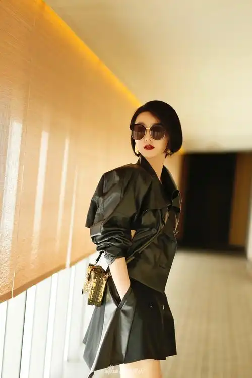 日前,范冰冰现身日本东京受邀担任观秀嘉宾,身着黑色皮衣与短裙搭配