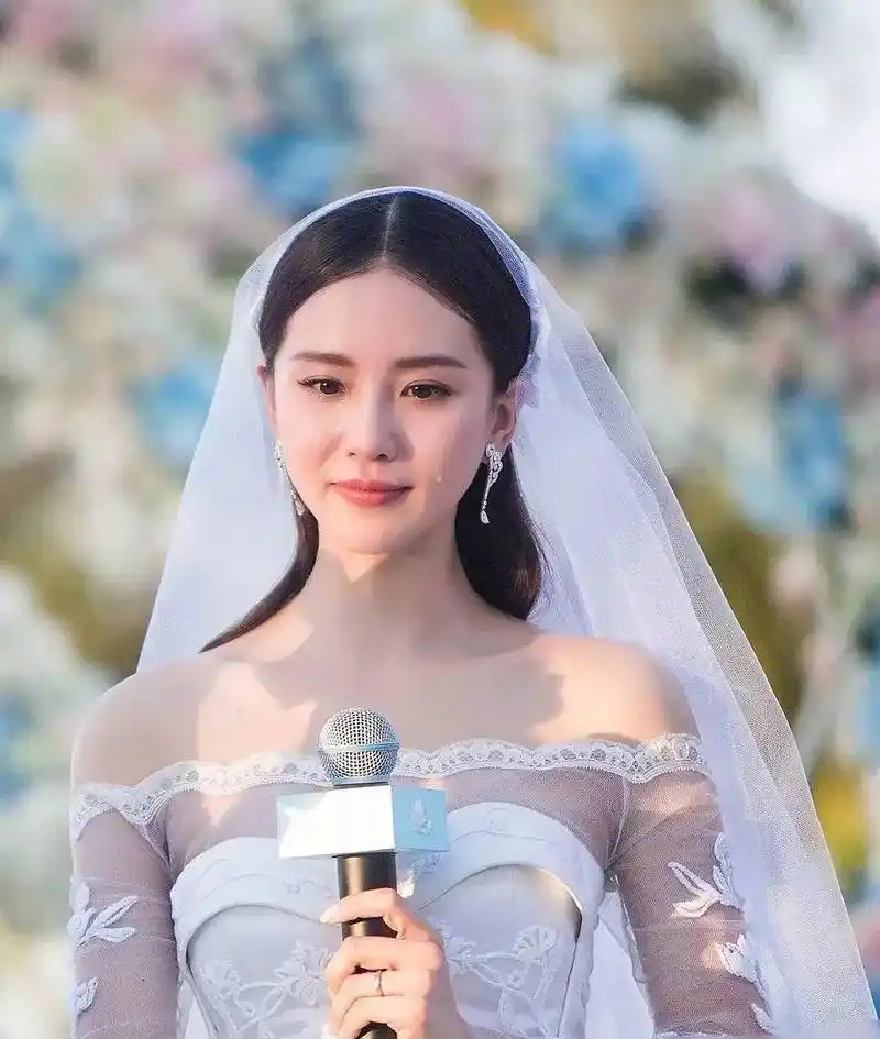 女明星婚纱造型:杨紫娇俏,赵丽颖耍酷,迪丽热巴秀曲线,刘诗诗仙女落泪