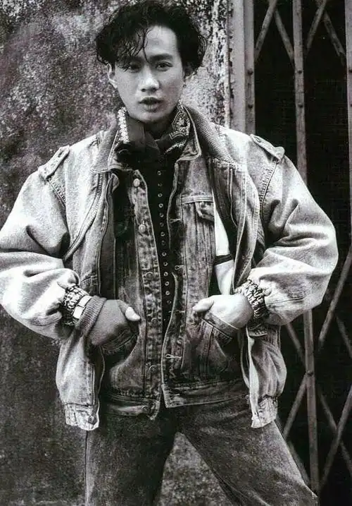 6张黄家驹罕见的少年照片,致敬经典,"45度坐姿"却引发热议!