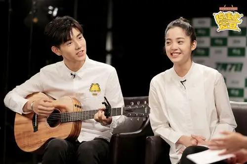 欧阳娜娜跳钢管舞与陈飞宇弹唱后来默契十足