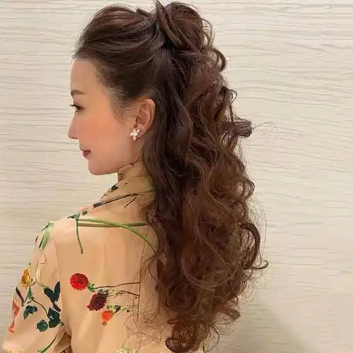 60岁女人烫什么发型好看?这9款时髦洋气卷发,端庄大气又减龄