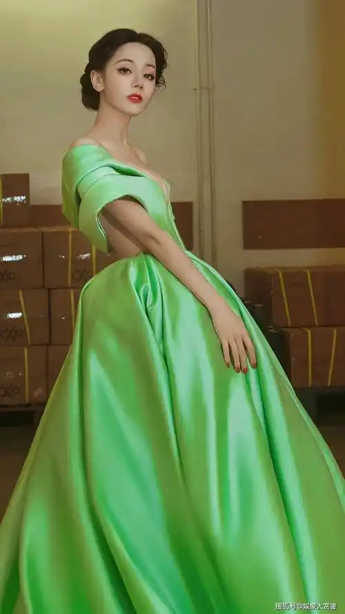 迪丽热巴开年写真大片:绿色抹胸裙,大胆惊艳,性感优雅_光芒_红唇_视觉