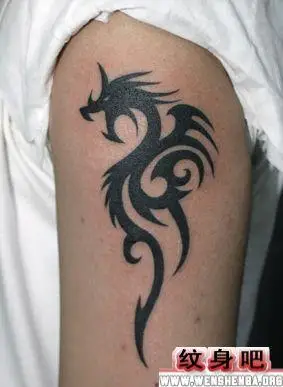 男人手臂图腾龙纹身图案