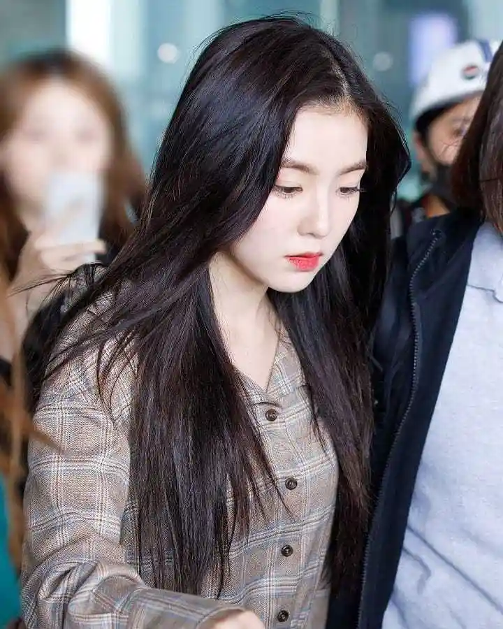 裴珠泫机场生图,格子裙加小白鞋变身"18岁少女"