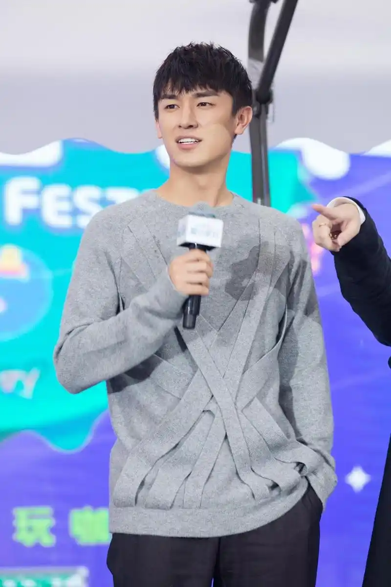 新浪娱乐全程视频直播,微博直播.杨旭文身穿灰色卫衣搭配黑色长裤