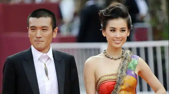 近日,女星黄圣依富豪老公杨子,邀请网红到家参观,也让三层楼高的豪宅