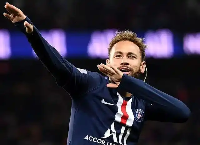 足球:贫民窟少年逆袭成球星,内马尔为白血病儿童球场献舞