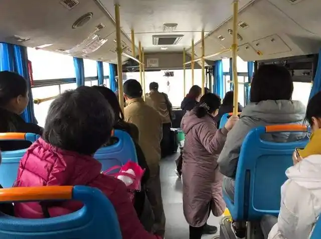 山东:公交车上男子嫌农民工脏,不让坐旁边的空座位,引起众怒