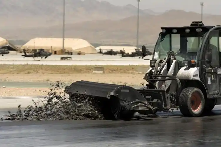 不仅可以有效去除飞机跑道上的轮胎胶层,而且不会对机场跑道造成任何