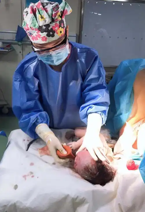 生命的花开---记助产士的一天  王晓要上台了,要先给这位急产产妇接生